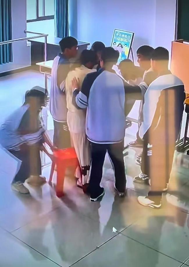 老师低血糖晕倒前被学生稳稳托住 9名学生暖心守护