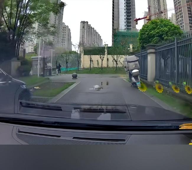 女子从车辆出口穿行被抬起杆头碰伤 无视警示反索赔引发争议