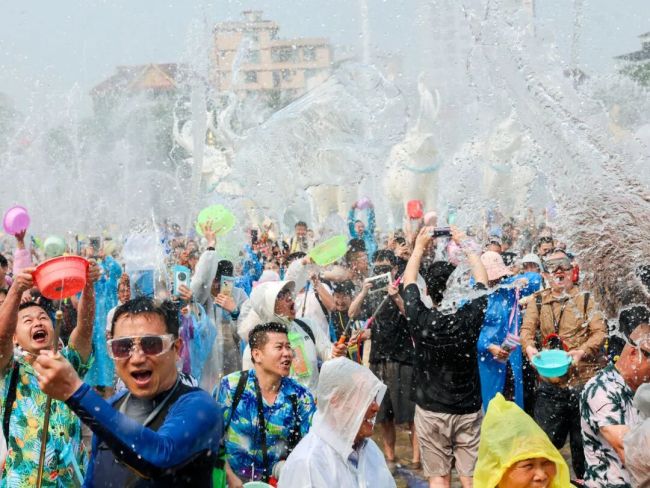 西双版纳开启泼水节狂欢盛宴 欢庆东方狂欢节