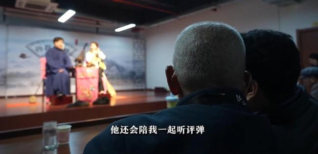 36岁小伙当"全职孙子"月入5000元 陪伴成“神仙工作”