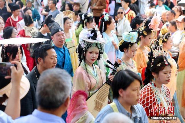 汉服爱好者齐聚阆中古城盛装巡游 沉浸式国风体验引热潮