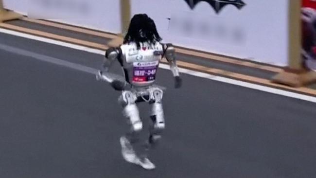 跑者第一视角狂追机器人直呼太快了