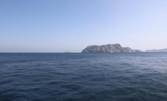 伊朗称“有条件暂开”海峡，美军继续封锁
