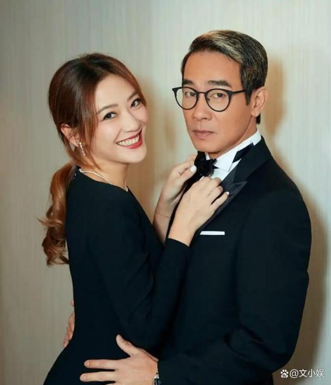 应采儿举牌应援 陈小春感动哭了 社牛式应援赢麻了