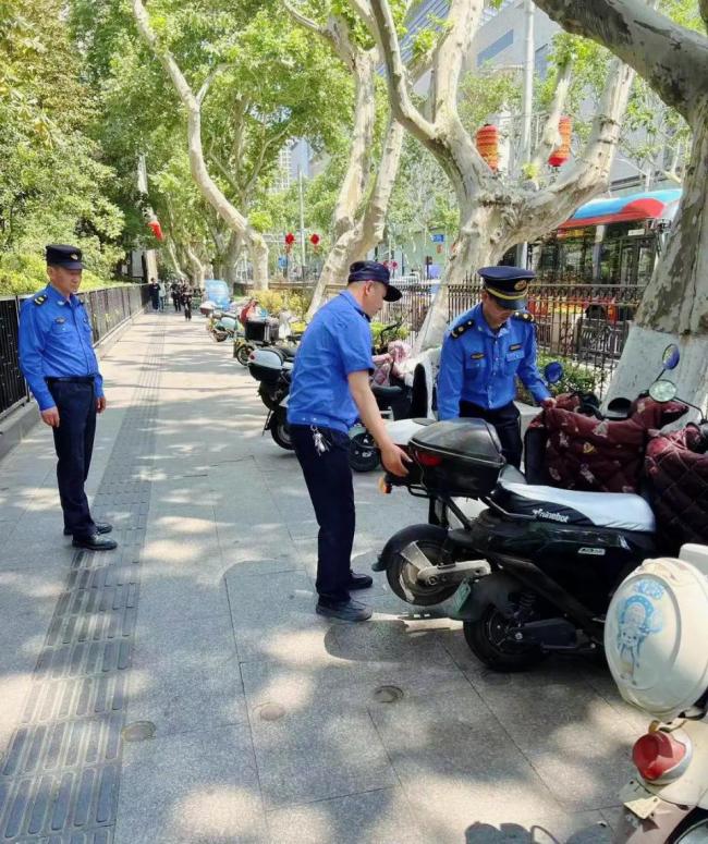 城管执法时卖菜老太倒地身亡 占道经营与执法冲突引热议