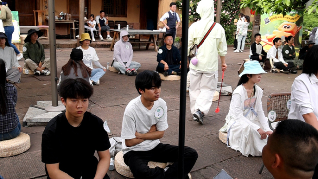 24岁女研究生赢发呆比赛冠军 坚持不易夺泪冠