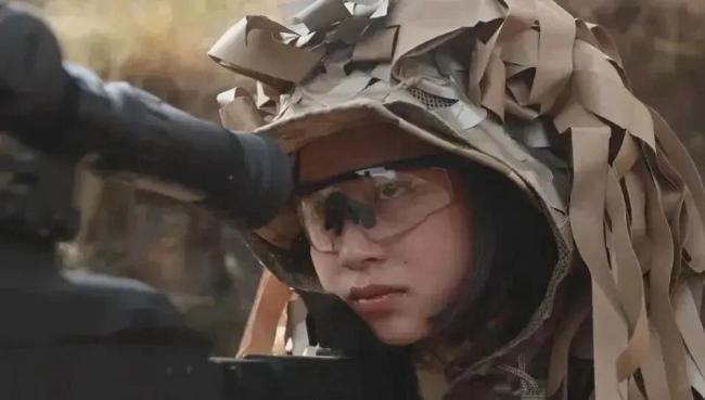00后“狙击甜妹”火了！甜妹外表硬核实力
