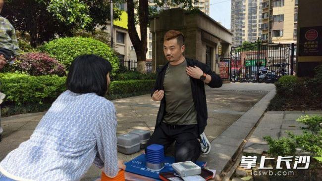 胸外按压仪有哪些男子“摆摊”免费教急救知识 守护生命信念_https://www.jmylbn.com_新闻资讯_第1张