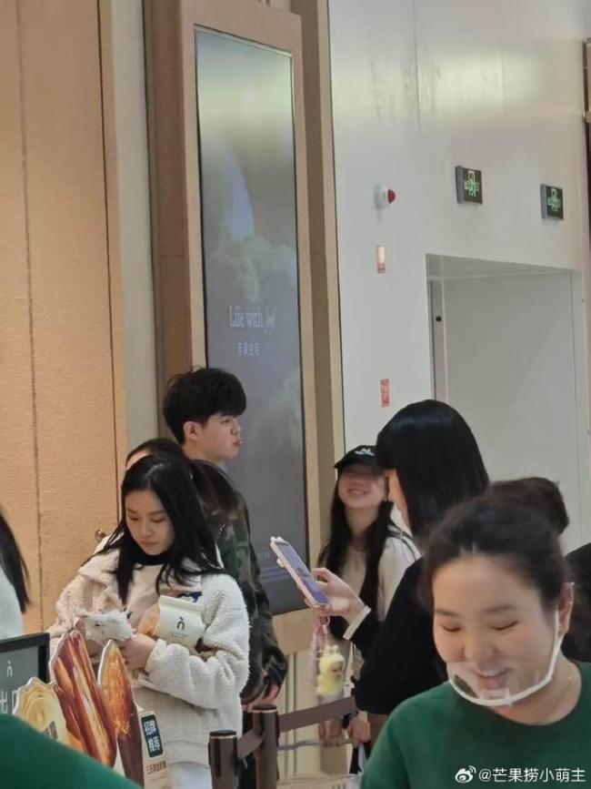 沙溢大儿子和女生逛街 暖男绅士风度拉满