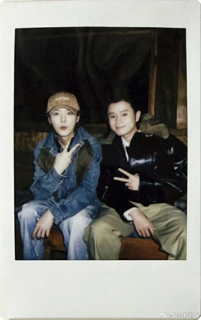 鹿晗生日 王勉卡点晒拍立得合照庆生