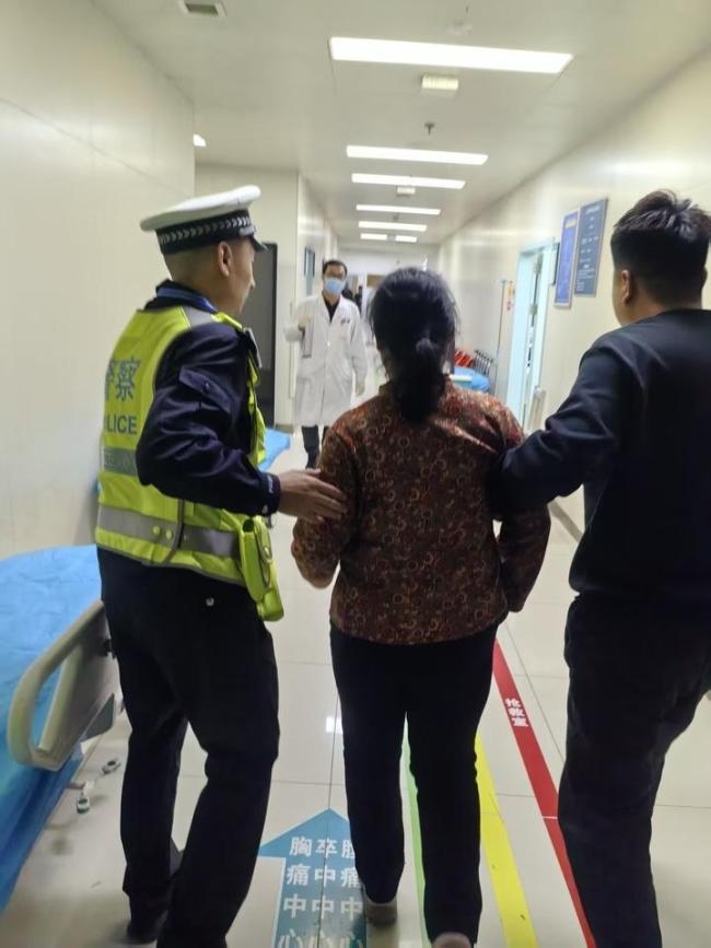 交警护送断指聋哑群众就医