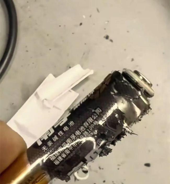 男子称放大镜静置时内部南孚电池突然爆炸