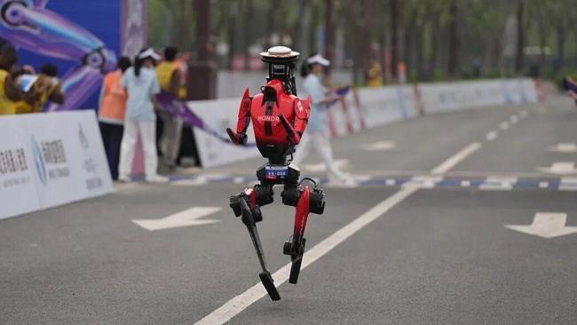 这么厉害的机器人会彻底超越人类吗 马拉松赛场见证奇迹