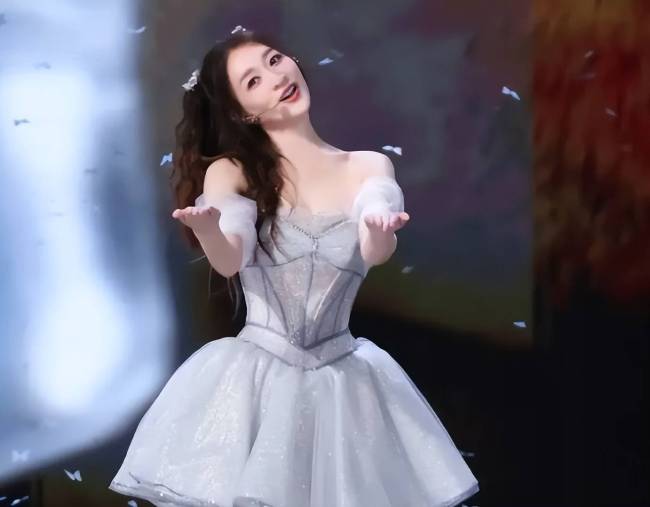 李小冉说我50了根本记不住 跑调风波背后的坦诚与挑战