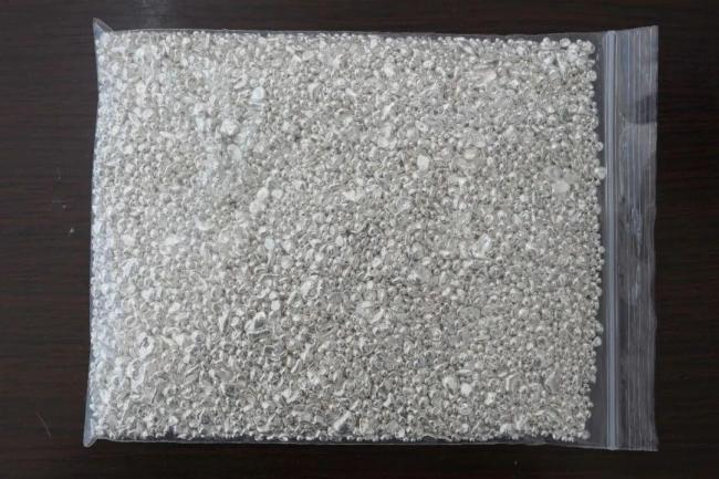 男子穿纸尿裤藏1.65千克银粒：系帮他人带进境，并收取“带工费” 海关查获违规携带贵金属