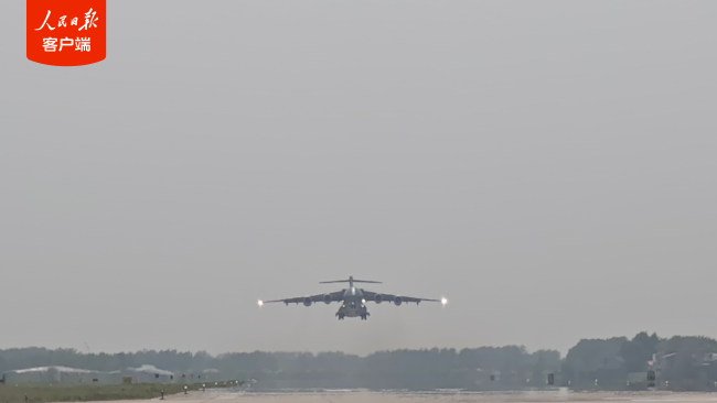 运-20B首次赴韩接英雄回家 歼-20护航归途