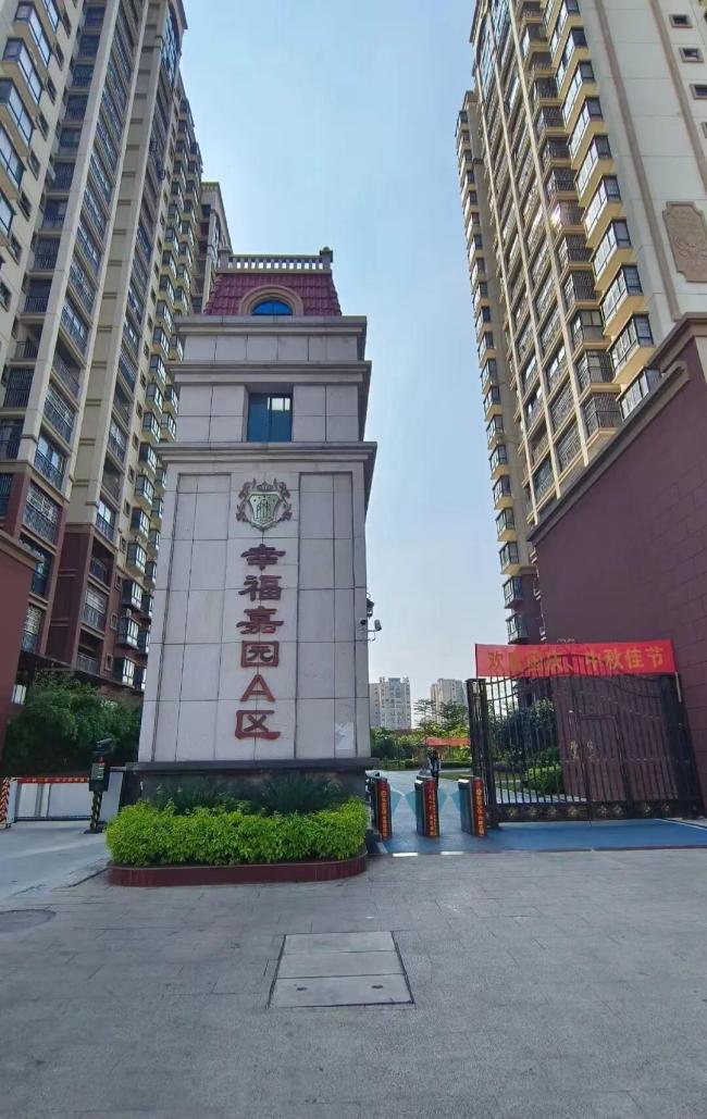 南宁一小区业委会要求全面禁犬 因遛狗未牵绳引发争议