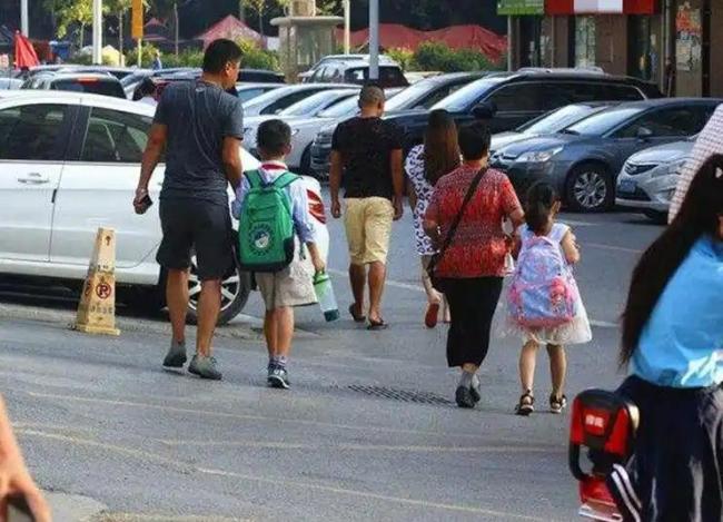 教育部发布中小学课后服务新规 缓解家长接送难题