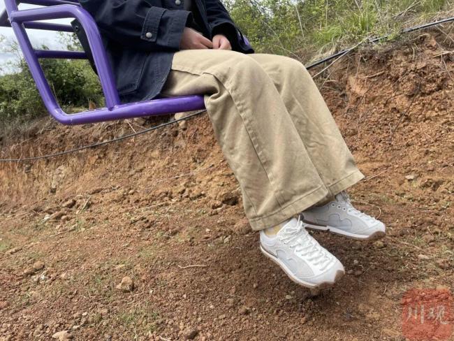 四川一景区“凌波微步”缆车火了 独特体验引关注