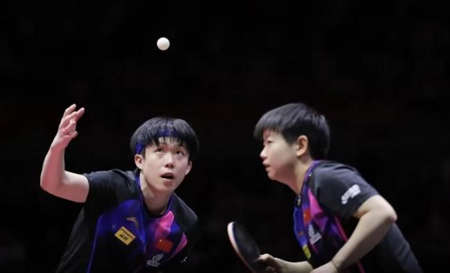 孙颖莎左腿淤肿 王楚钦与教练同款扣手 乒乓双星再创辉煌