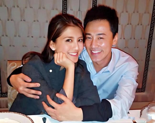 吴千语晒照抱婴儿喂奶 温馨画面引猜测