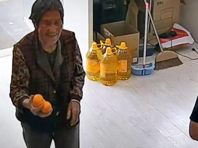 独臂师傅为老人免费修好亡子手机 暖心举动获橘子答谢