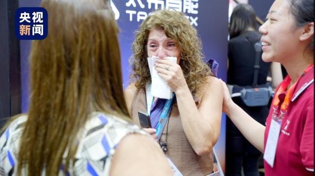 中国机器人帮外国友人重新站立行走 科技改变命运