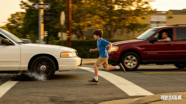 男孩飞奔横穿马路发生事故