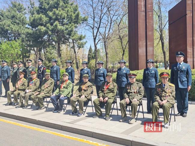 烈士遗骸抵达陵园 志愿军老兵起立致敬 欢迎战友回家