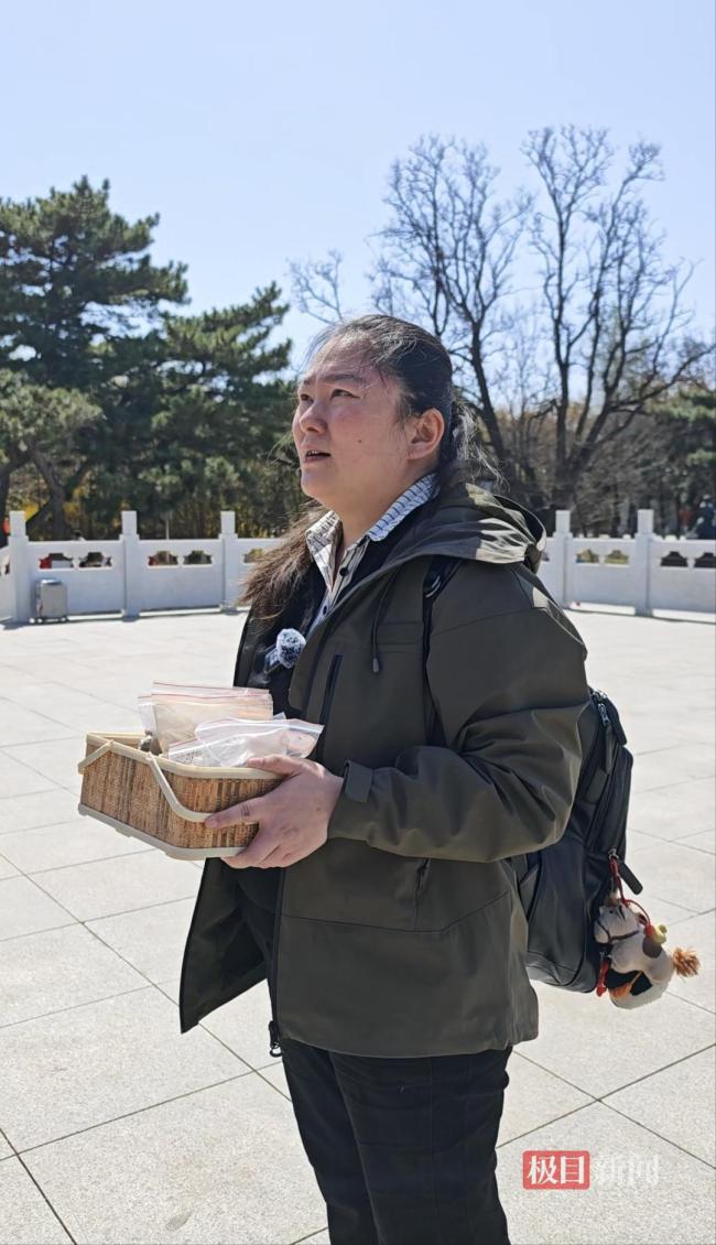 女子带祖国五地泥土迎接烈士遗骸归国