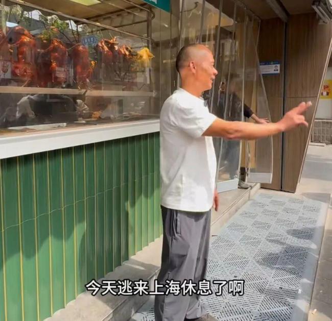 全网最不想火的男人又开分店了 上海也能吃到同款鸡煲