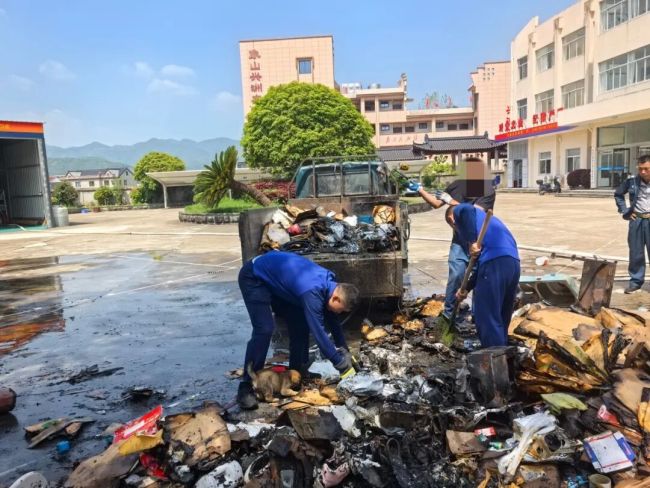 三轮冒烟起火司机直接开进消防队 加油站旁的机智救援