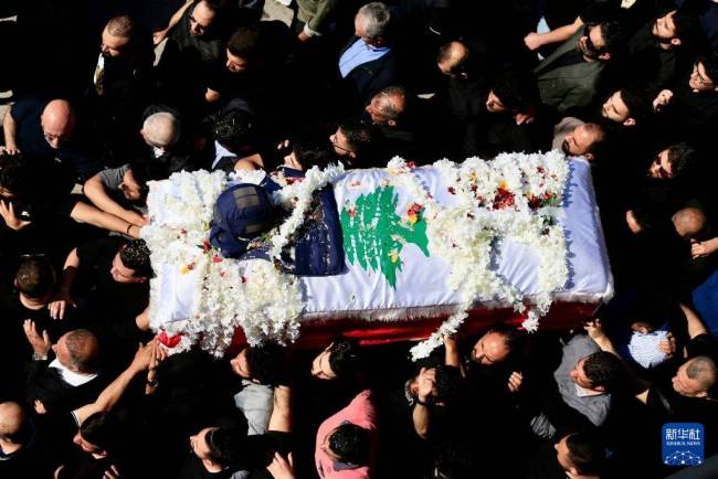 黎巴嫩民众为遇难女记者送行 哀悼与敬意交织