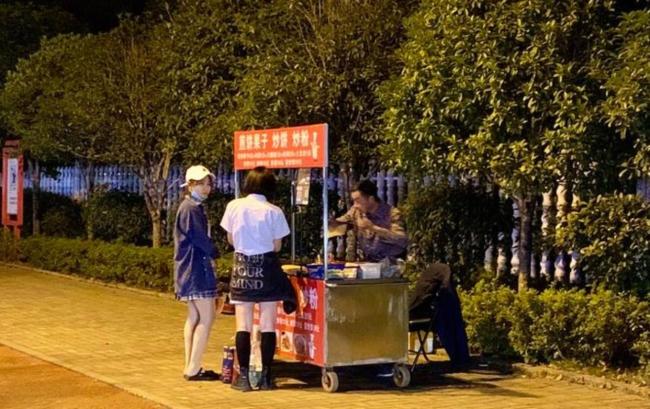 单亲妈妈摆摊被欺负大学生来撑腰 全城人排队支持