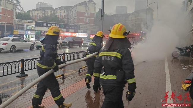 电动车突发自燃火光冲天 消防迅速扑救