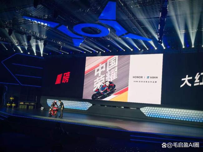 张予曦与荣耀机器人“闪电”赛跑 科技魅力引爆全场