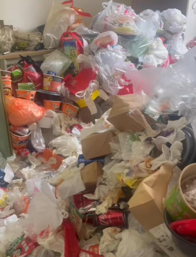上海一出租屋内垃圾成山