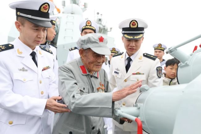 泰州舰穿越常泰大桥回到母亲城 载誉归桑梓