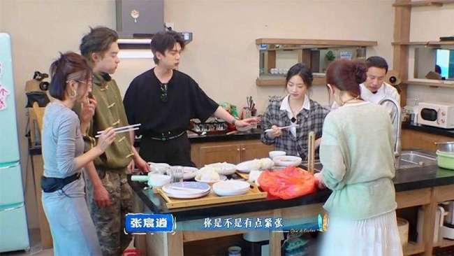 王鹤棣问沈月带小孩咋样 友情破冰瞬间
