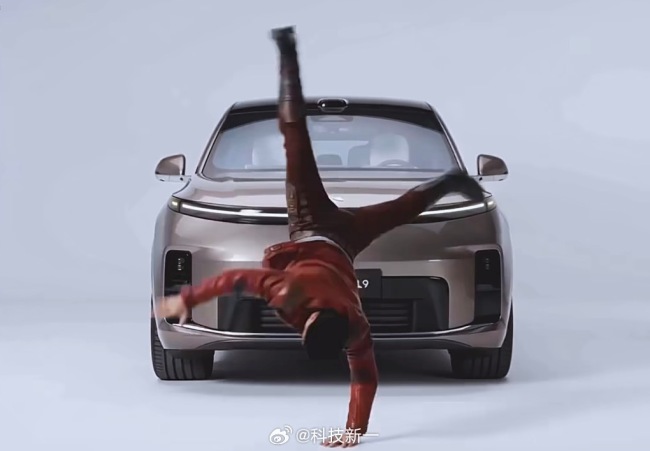 北京车展上现“汽车跳舞” 李想亲自热舞助阵