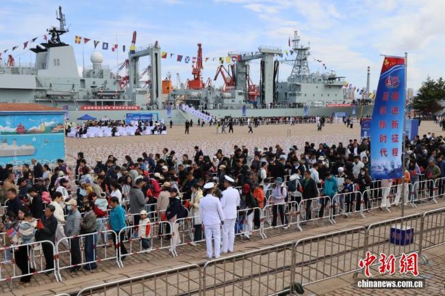 民众赴青岛感受海军发展壮大 舰艇开放吸引参观热潮