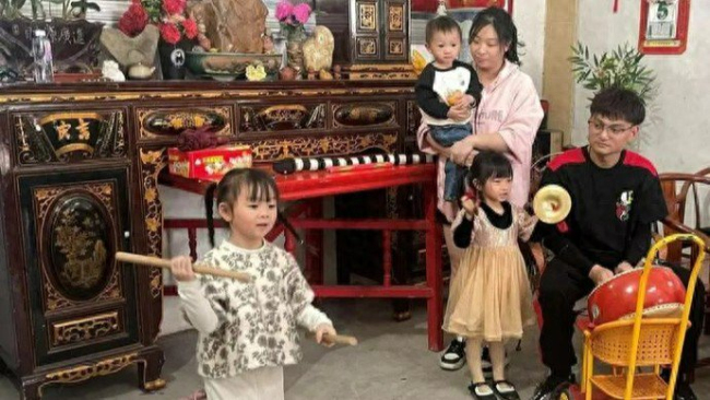 英歌舞小女孩与官兵齐跳“中华战舞