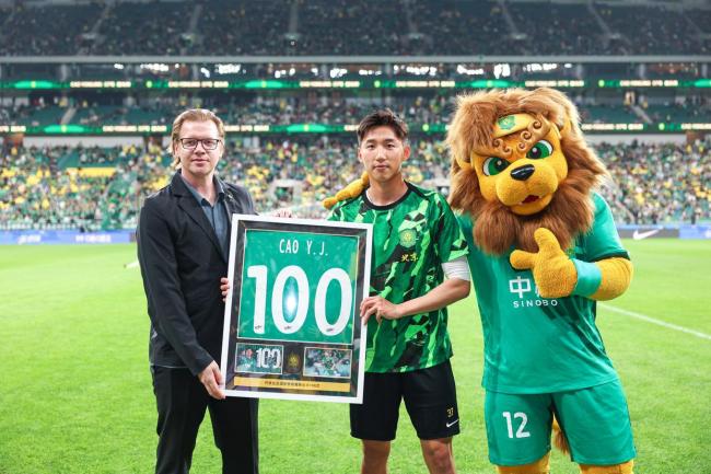 马永明为曹永竞颁发百场纪念球衣