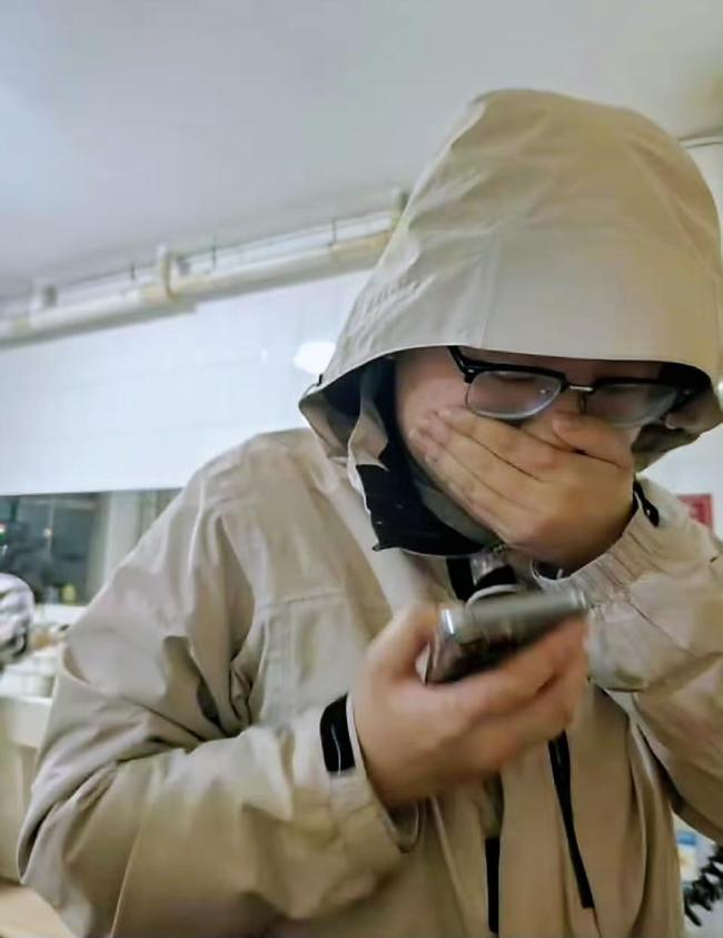 高校一男生戴假发进女生宿舍偷拍 校园安全防线何在？