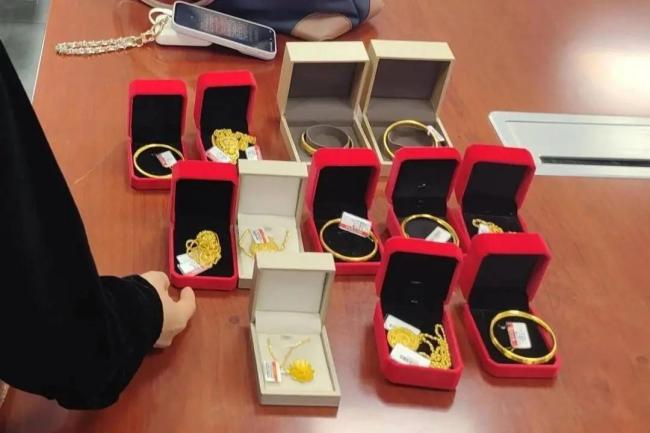 成都一女子狂买27万黄金被拦下