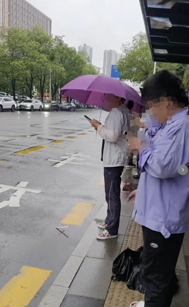 官方通报女子劝阻男子吸烟引争执