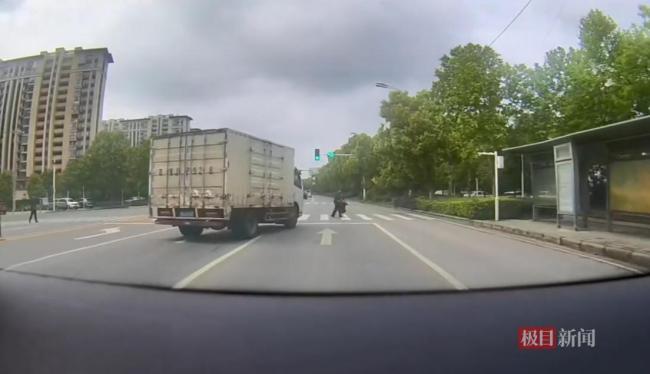 货车压实线右转 央视点名表扬