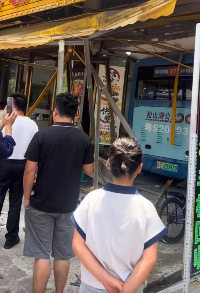 公交车撞进餐馆 商家：店里稀巴烂 事故原因待查