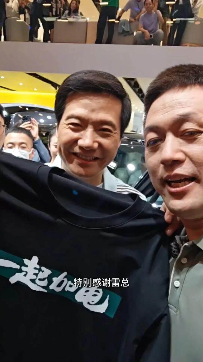 雷军T恤社交串场“蔚小理”背后