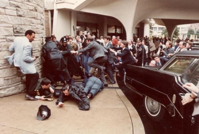 白宫晚宴枪击发生地是里根遇刺酒店 特朗普夫妇紧急撤离